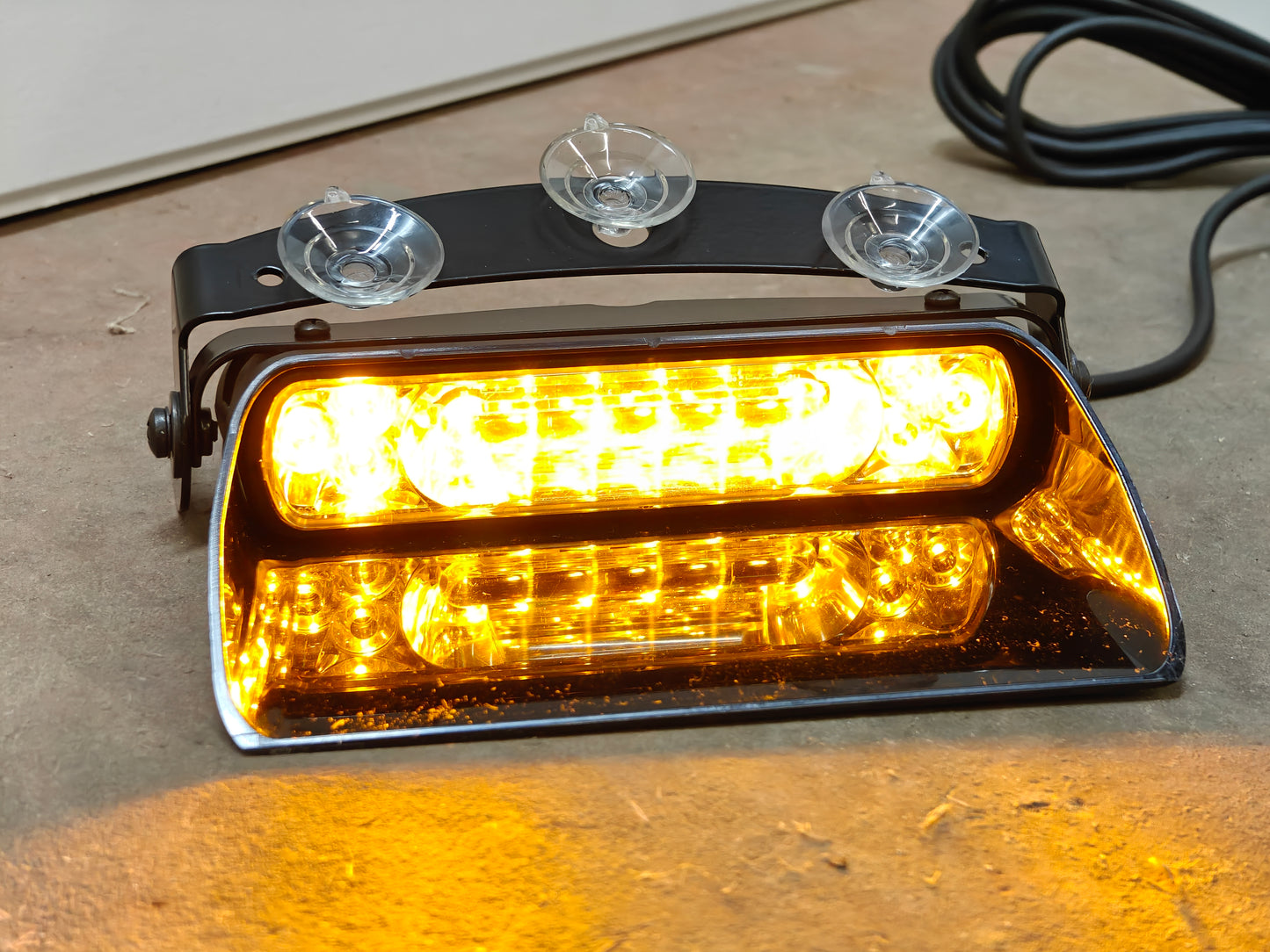 Whelen Avenger II dashboard flitser (amber)