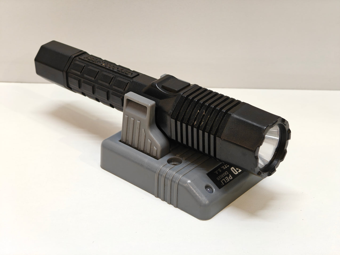 Peli 7060 oplaadbare led zaklamp 12v